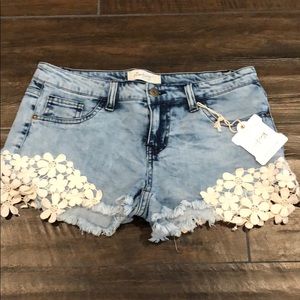 Embroidered flower denim shorts NWT Juniors sz 7